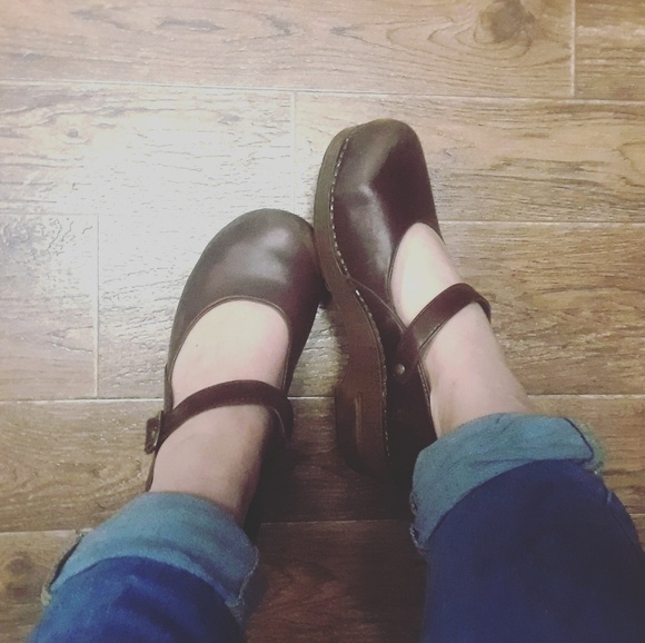 danskos with skinny jeans